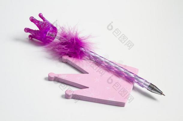 紫色的公主王冠便条簿和笔.