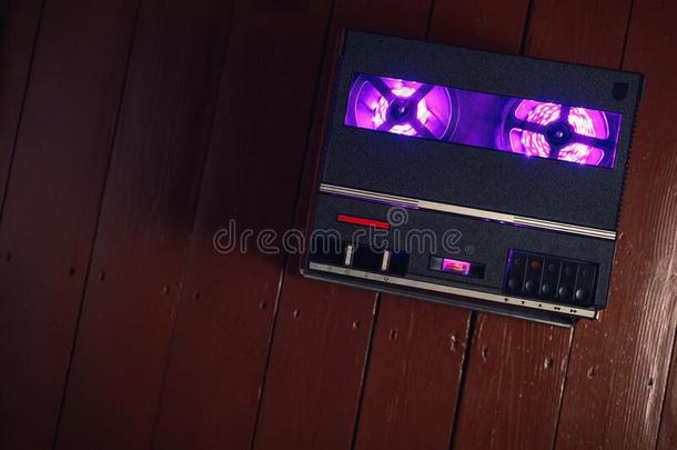 卷轴向卷轴听觉的带子录音机和紫色的带路光剥光