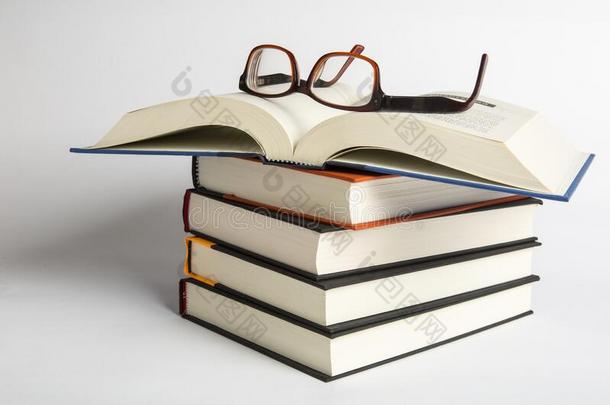 大量关于精装书书和阅读眼镜.阅读观念.