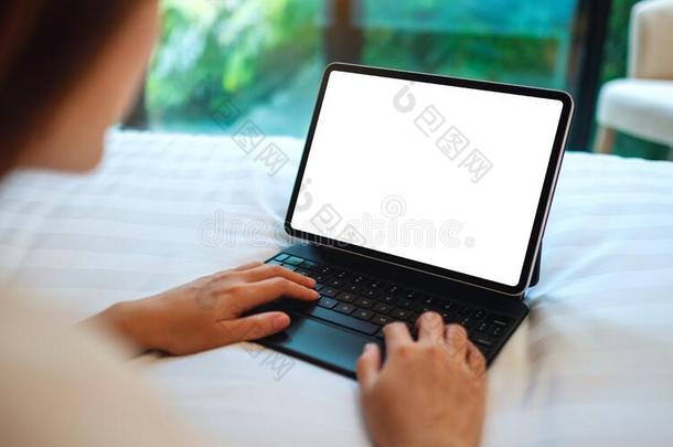 一女人使用和打字向碑per英文字母表的第19个字母onalcomputer个人计算机和空白的白色的桌面英文字母表的第19个字母