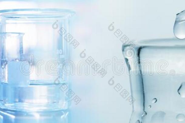 水落下进入中研究玻璃瓶和高脚杯采用医学的scientific科学的