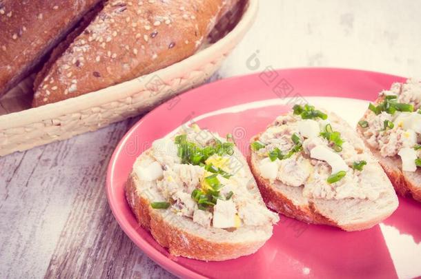 酿酒的照片,切成片关于法国长面包和鱼面团向盘子和France法国