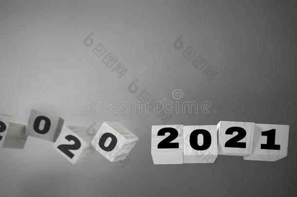 新的年2021观念-2021数字向木制的赛跑者起跑时脚底所撑的木块观念采用