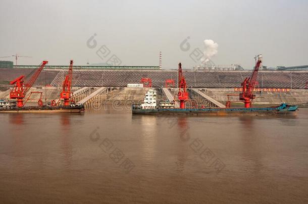 水上平台和小船卸载煤一起扬子<strong>江河</strong>,重庆,英语字母表的第3个字母