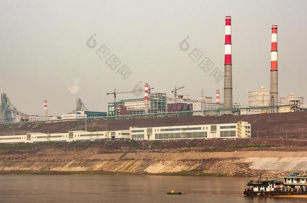 烟囱关于煤动力植物一起扬子江河,重庆,希腊字母的第22字