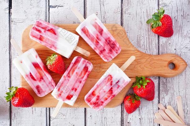 自家制的草莓香子兰酸奶冰棍向一木材p一ddlebowel肠