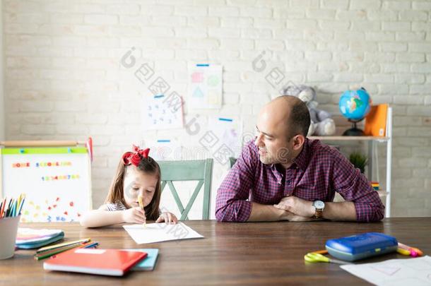 爸爸<strong>当家</strong>庭教师他的女儿在自主学习