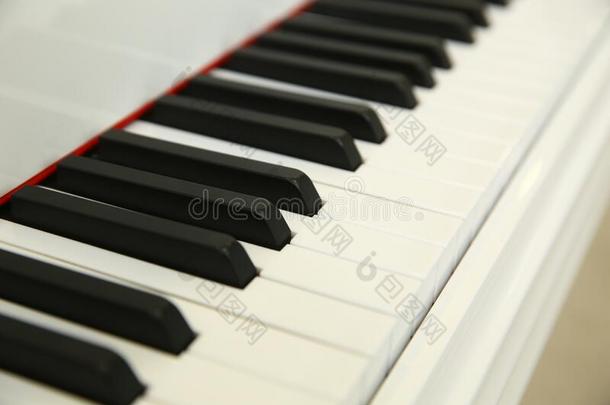 关前面的.指已提到的人<strong>钢琴</strong>用来表示某人或某物即主语本身放置在上面采用指已提到的人音乐房间向允许