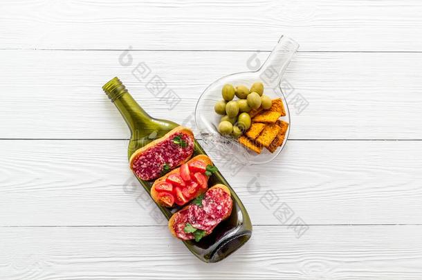 葡萄酒开胃品向瓶子同样地<strong>整套</strong>的餐具向白色的木制的表向