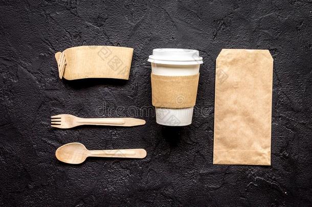 食物传送和纸袋和塑料制品杯子向黑暗的表背