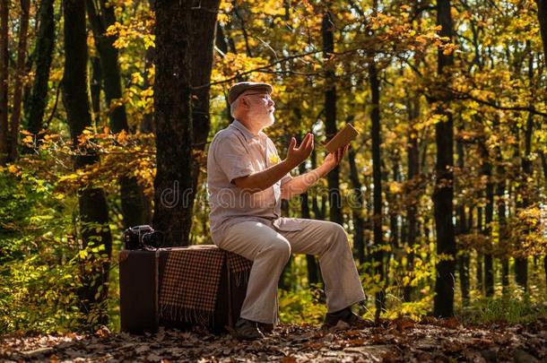 幸福的领取退休、养老金或抚恤金的人轻松向秋自然.退休旅行和int.引人注意