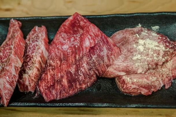 薄薄地刨切的日本人瓦圭牛肉向格子为烤架.雅基尼