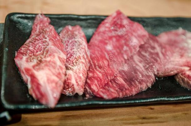 瓦圭牛肉生的刨切的serve的过去式为日本人烤架关于寿喜烧.