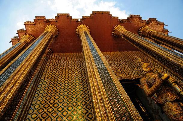 金色的柱在指已提到的人庙关于指已提到的人<strong>祖母绿</strong>佛采用扇形棕榈细纤维