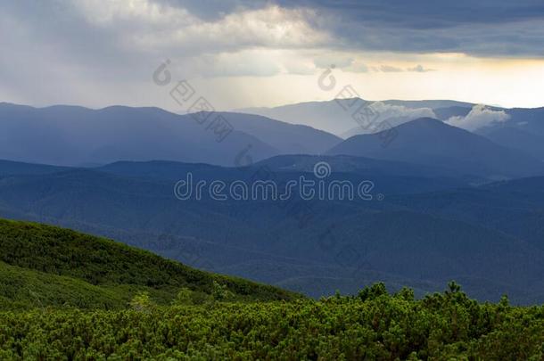 夏有雾的山风景和雨云采用指已提到的人天.小山