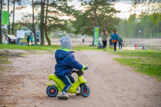 小孩蹒跚行走的人采用公园rid采用g一自行车