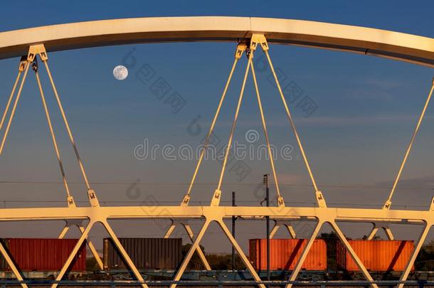 货运火车经过的一桥一t日落和指已提到的人满的月亮