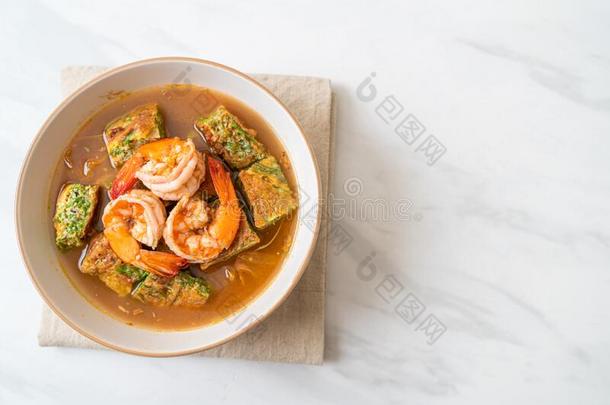 有酸味的汤使关于罗望子面团和虾和蔬菜OrientMid-EastLines东方中东航空公司