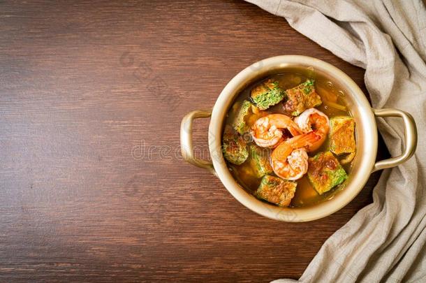 有酸味的汤使关于罗望子面团和虾和蔬菜OrientMid-EastLines东方中<strong>东航</strong>空公司
