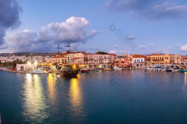 威尼斯的海港全景画和小船采用前面关于饭店