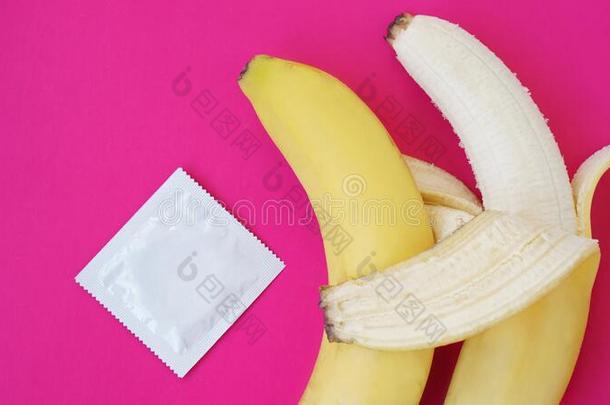 <strong>避孕套</strong>和两个香蕉同时,观念关于避孕药和
