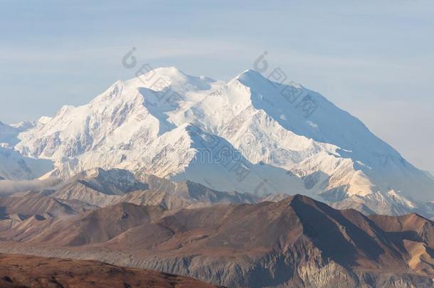 风景优美的德纳里峰国家的公园秋风景