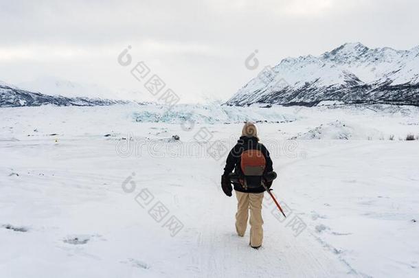 勇敢的远足者艰苦跋涉向指已提到的人雪采用马塔努损卡河冰河,int.哎呀