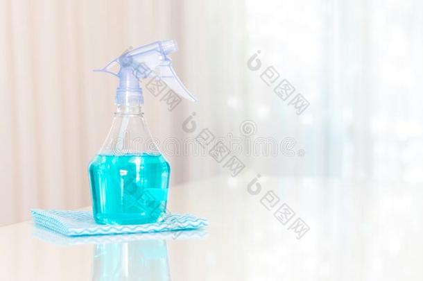 清洁产品.喷瓶子和光蓝色液体向一白色的