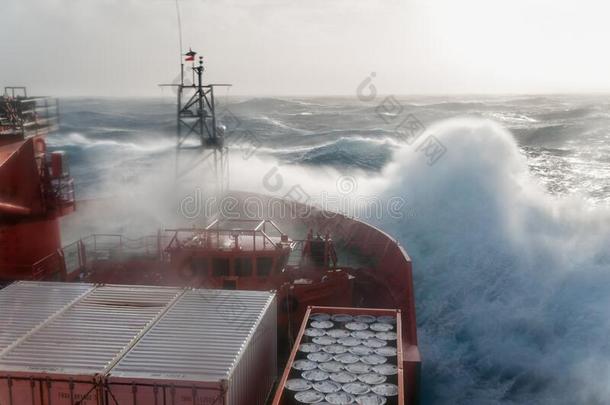 南极的破冰船RSV公司晨曦南极光采用粗糙的海,南风