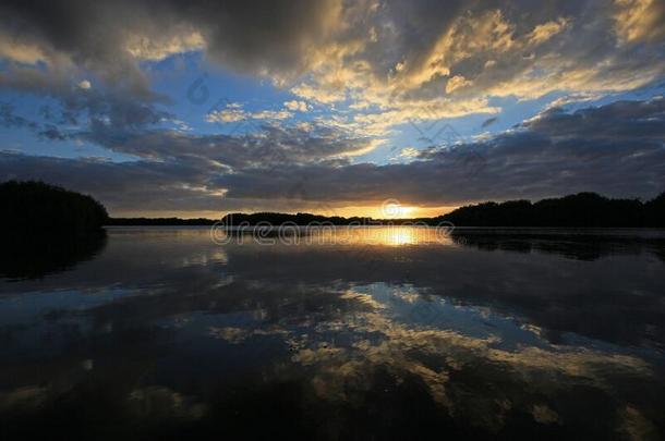 富有色彩的日落在下面戏剧的云景采用Evergles国家的ParkinFlorida佛罗里达国家公园的沼泽地国家的