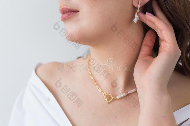 关-在上面关于女人使人疲乏的一珠宝,珠宝首饰一nd一ccessories.