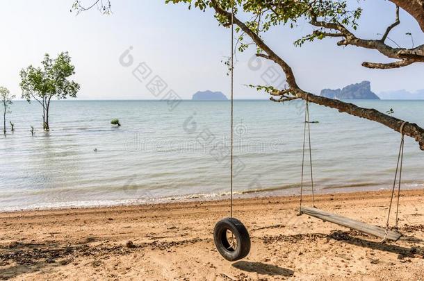 空的摇摆&绞死轮胎向海滩在的时候科维德-19一级防范禁闭,Thailand泰国