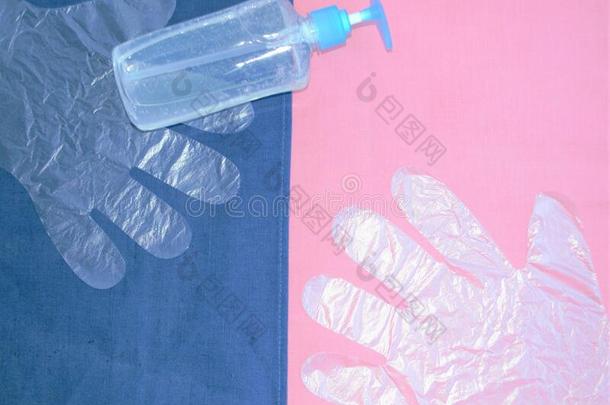 两个透明的拳击手套,消毒杀菌剂采用一透明的瓶子