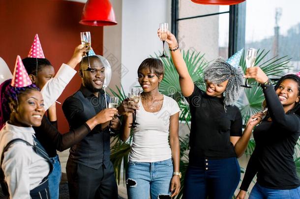 组关于幸福的非洲的朋友喝饮料香槟酒和庆祝活动