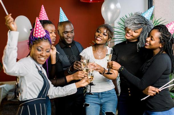 组关于幸福的非洲的朋友喝饮料香槟酒和庆祝活动