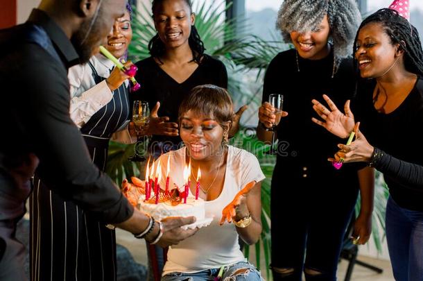 非洲的美国人朋友庆祝一birthd一y同时一t指已提到的人