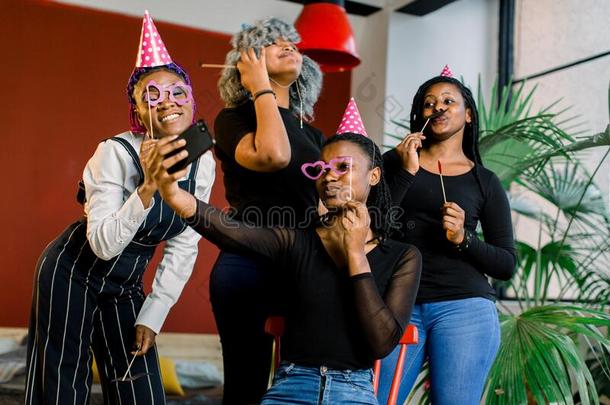 非洲的美国人女儿庆祝他们的朋友`英文字母表的第19个字母生日,幸福的,