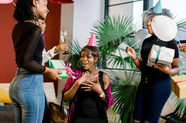 年幼的美丽的非洲的美国人女儿和气球和帽子chiefengineer总工程师