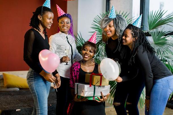 幸福的组非洲的女儿和富有色彩的现在和气球采用