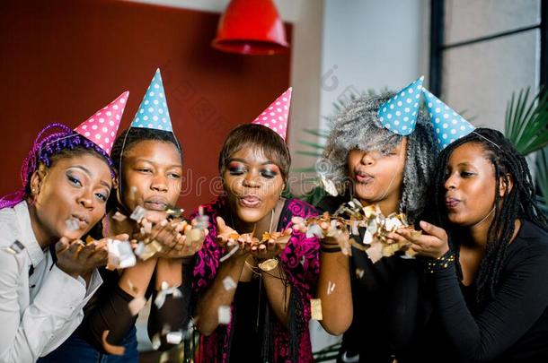 五彩纸屑社交聚会.幸福的年幼的非洲的组关于人庆祝