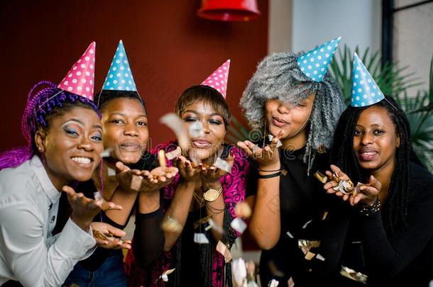 五彩纸屑社交聚会.幸福的年幼的非洲的组关于人庆祝
