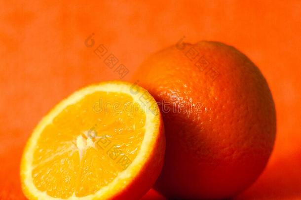 单色<strong>画食物</strong>作品和生的多汁的橙