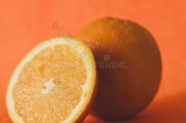 单色<strong>画食物</strong>作品和全部的和将切开多汁的柑橘属果树弗瑞