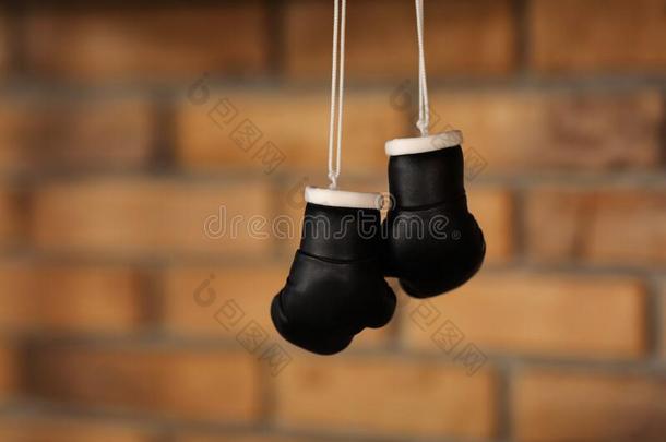 小的装饰的黑的拳击拳击手套.拳击拳击手套悬挂向钉子
