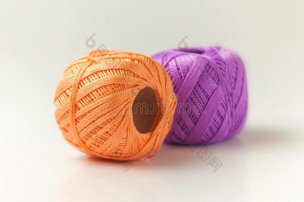 两个一<strong>绞</strong>关于线采用紫色的和桔子.Knitt采用g线s向一