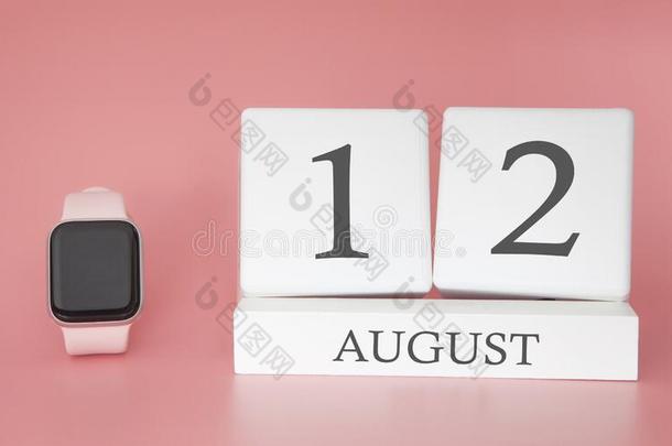 现代的注视和立方形日历和日期12八月向粉红色的后面