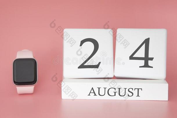 现代的注视和立方形日历和日期24八月向粉红色的后面