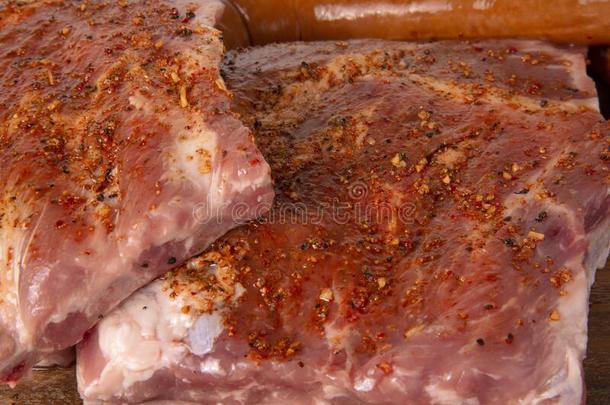 生的猪肉节省-肋骨和调过味的擦