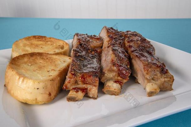 barbecue吃烤烧肉的野餐猪肉肋骨,厚板