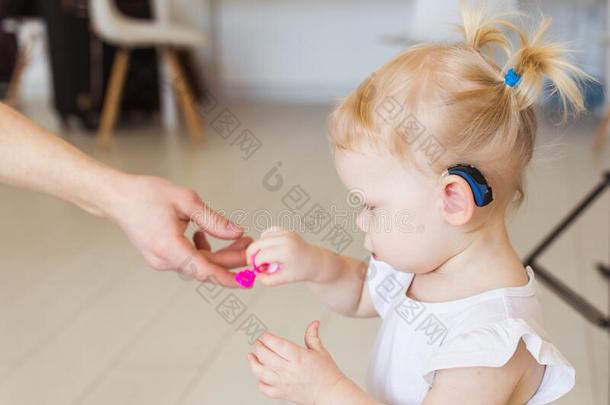 听力帮助采用婴儿女孩`英文字母表的第19个字母<strong>耳朵</strong>.蹒跚行走的人小孩w<strong>耳朵</strong>采用g一h<strong>耳朵</strong>采用g